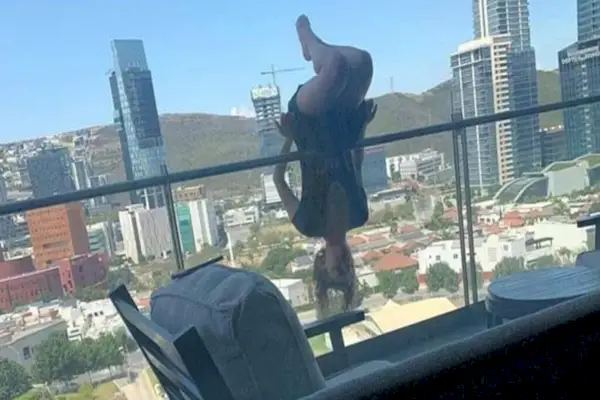 En universitetsstuderende i Mexico faldt 80 år, mens hun dyrkede yoga på sin altan