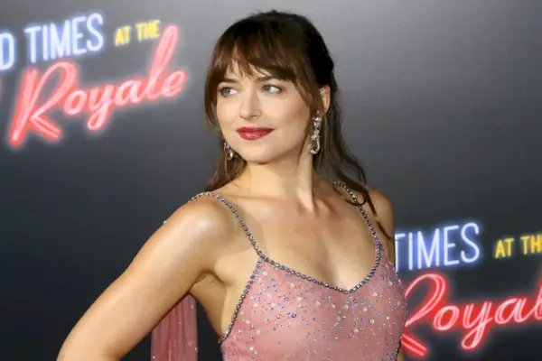 Dakota Johnson uccisa con addominali e gambe scolpite in una bralette trasparente e una minigonna in foto rare