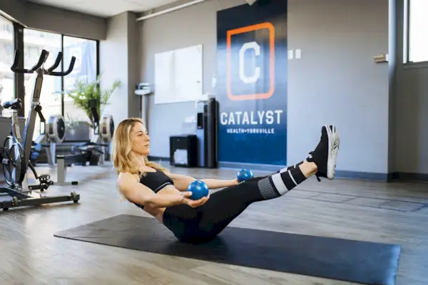 Körperliche Fitness, Pilates, Krafttraining, Übung, Bein, Fitnessstudio, Fitnessprofi, Crunch, Arm, Raum,