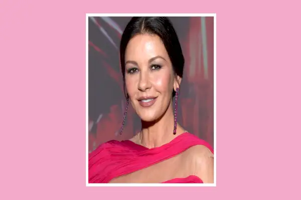 A los 53 años, Catherine Zeta-Jones tiene abdominales épicos y piernas tonificadas con un mono transparente y escotado en nuevas fotos