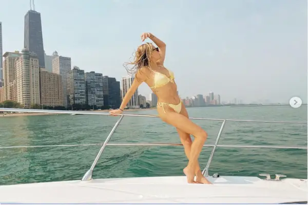 Tyłek Kelsei Ballerini jest totalny podczas wirusowego tańca na TikToku w jednoczęściowym kostiumie kąpielowym ze swoją mamą