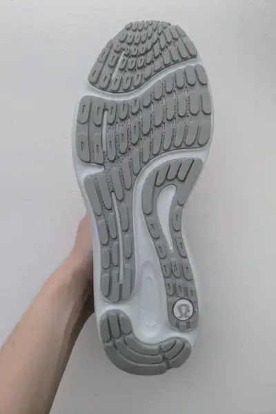 il a une adhérence et une traction décentes