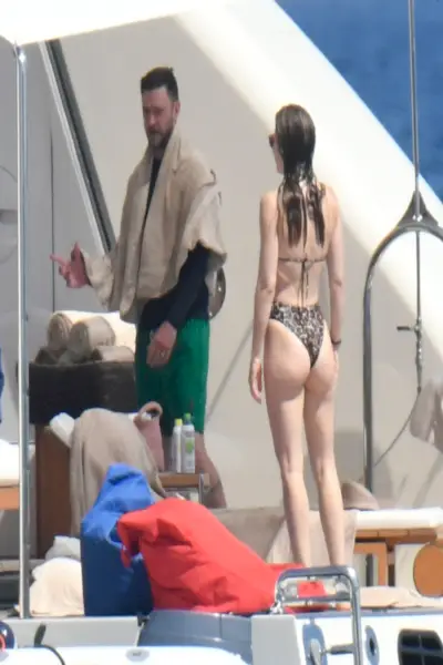 jessica biel iate biquíni com bunda justin woodlake pda