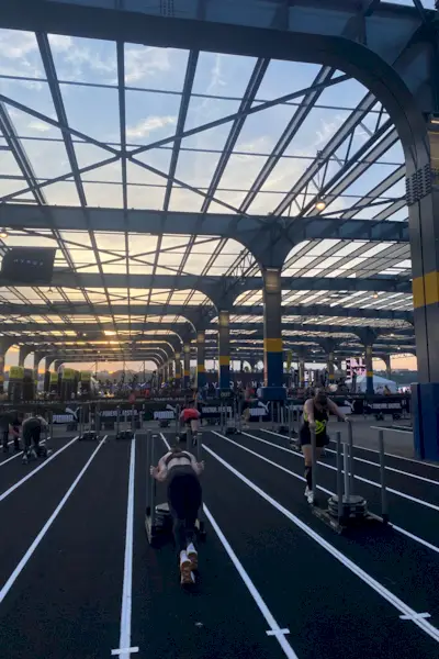 Talene konkurrerer i slede-push-delen av løpet på Hyrox nyc 2024 på brygge 76