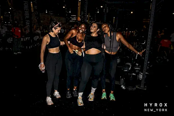 talene og lagkameratene hennes på målstreken Hyrox nyc 2024