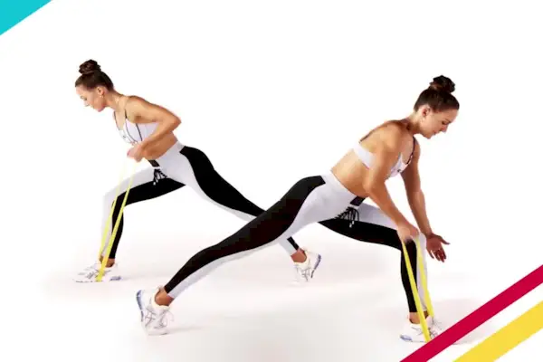 10 ejercicios de brazos con banda de resistencia para esculpir la parte superior del cuerpo