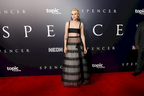 Kristen Stewart na premiéře filmu 'Spencer' v Los Angeles předvedla své zabijácké břicho v úboru Chanel