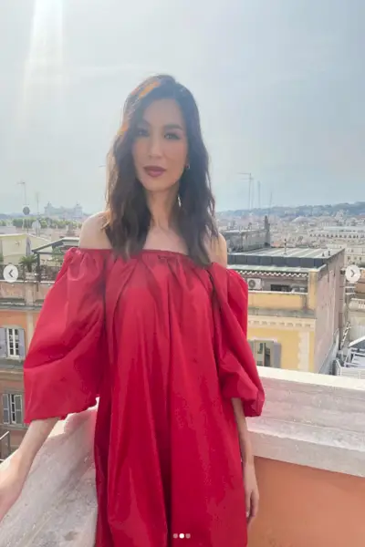 Gemma Chan, 39 lat, odsłania swoje całkowicie umięśnione mięśnie brzucha i nogi w minisukience z przezroczystej skóry i koronki na PFW