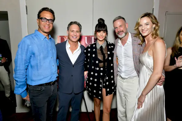 Nina Dobrev har megatonede ben (og en titt på magemuskler!) i en bh-topp, blazer og hæler på nye bilder