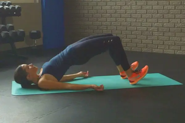 Skulptér en sterkere booty med disse 3 glute Bridge-variasjonene