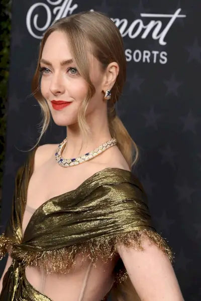 amanda seyfried abdominales debajo del pecho