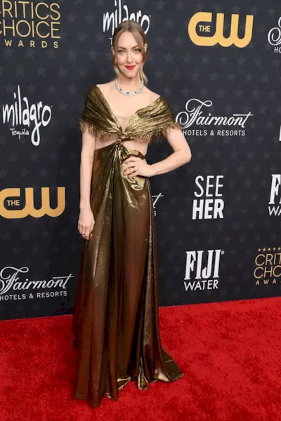 Amanda Seyfried muestra un vistazo de sus abdominales épicos con un vestido recortado que deja al descubierto debajo de los pechos en nuevas fotos