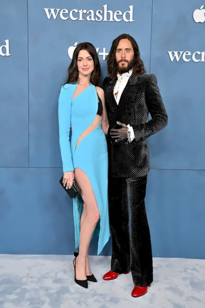 Anne Hathawayové jsou ve 39 letech na premiéře filmu „WeCrashed“ vážně vytvarované břišní svaly a nohy ve vystřižených šatech