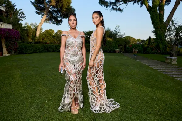 Shay Mitchells geformter Hintern und straffe Beine in einem durchsichtigen, nackten Kleid in Cannes IG-Bilder sind Perfektion