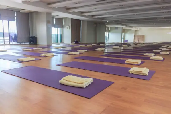 6 cose che devi sapere prima di provare lo yoga caldo