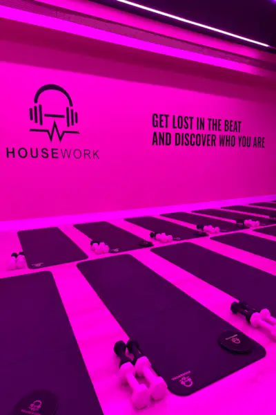 „Ich habe eine Woche lang Hausarbeit, den trendigen Pilates-HIIT-Kurs, ausprobiert. Hier ist meine ehrliche Rezension.'