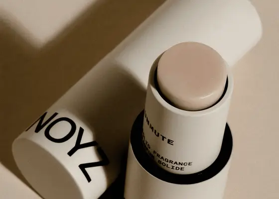 Todas las chicas elegantes de Nueva York llevan un perfume sólido: aquí es cómo usarlo