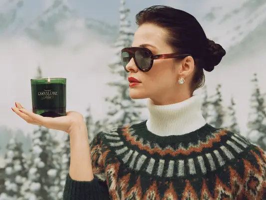 Prázdninová svíčka na dovolenou vás přenese na lyžařskou chatu z 80. let