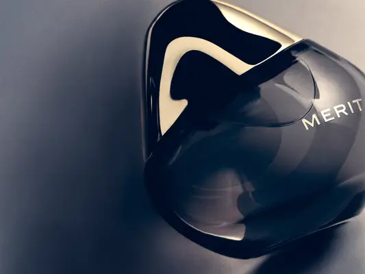 La primera fragancia del mérito se siente como tu par de jeans favoritos