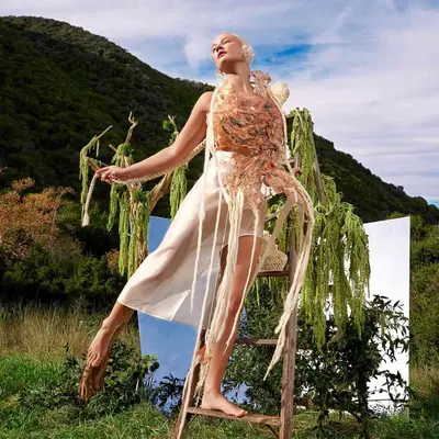 Model modeling the new future society optimal habitat fragrance primer