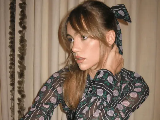 13 najfajniejszych trendów włosów do wypróbowania tej jesieni, od fali imprezowych po eleganckie mankiety do włosów