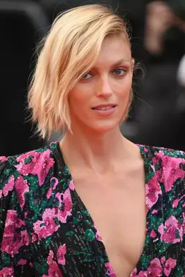 Anja Rubik with a chin-length bob haircut