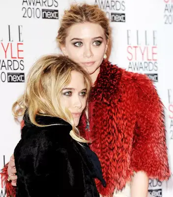Mary-Kate and Ashley Olsen posing at the Elle Style Awards