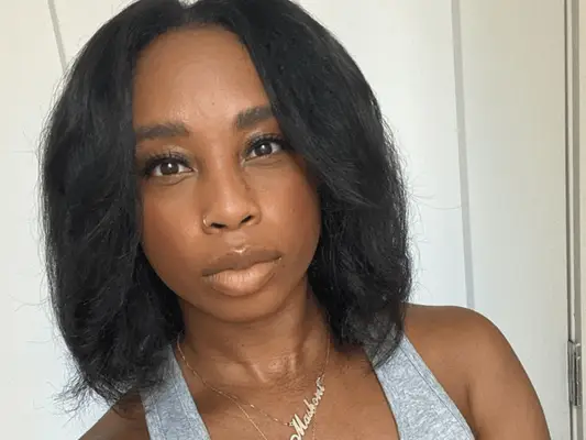 Beauty writer Kiana Murden with a short, blown-out, sleek bob.