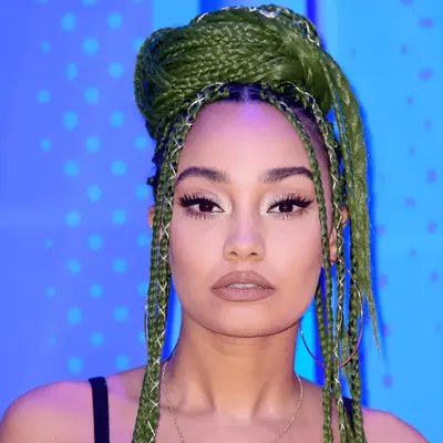 leigh anne pinnock with green braids