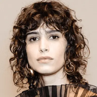 model mica arganaraz wearing a curly bob