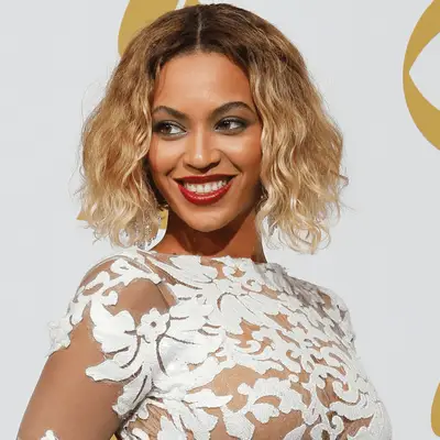 beyonce wearing a curly bob