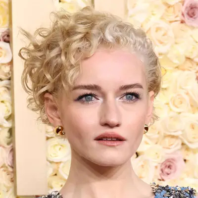 Julia Garner waers side swept curly pixie with no visible parting to the Golden Globes