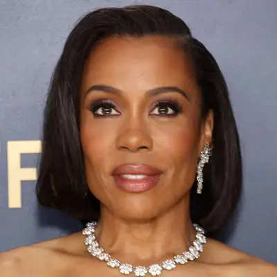 Karen Pittman wears an over directed side parting in her straight bob when attending the SAG awards