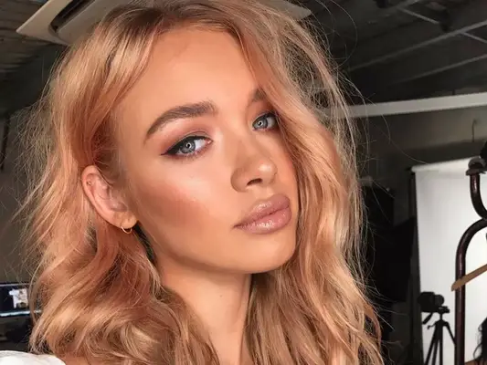 roxy horner with strawberry blonde hair