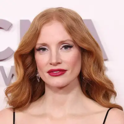 Jessica Chastain wears elegant brushed out waves behind her shoulders at the CMAs