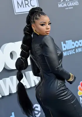 Chloe Bailey with braided locs wrapped in gold wire at the 2022 Billboard Music Awards in Las Vegas, Nevada