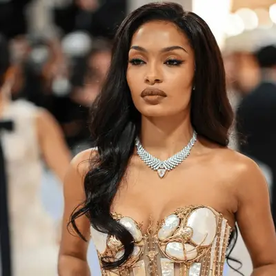 Yara Shahidi with long waves with retro side part