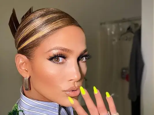 Close up of Jennifer Lopez with chunky highlights in her hair