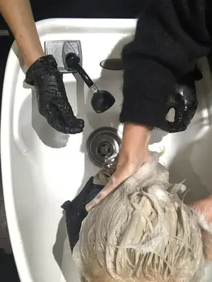 Dye hair platinum process