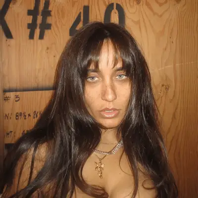 Jessie Jo Stark wearing the mall bangs trend