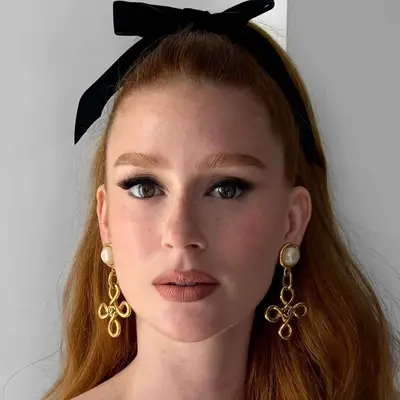 Marina Ruy Barbosa wears an easy half-up half-down with a black velvet bow 