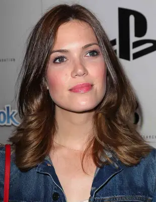 Mandy Moore with Feathered Shoulder-Length Cut