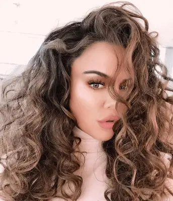 Khloe Kardashian wears 80s-inspired waves