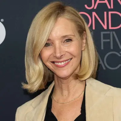 Lisa Kudrow wears a long bob haircut with a bouncy blowout