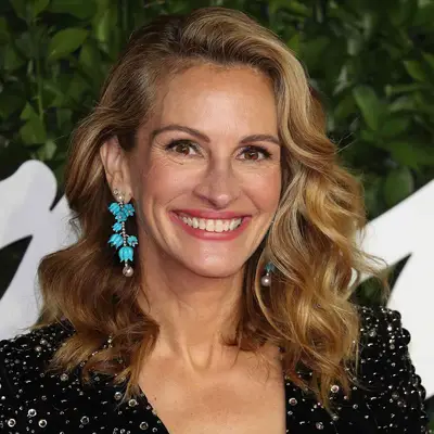 Julia Roberts wears a shoulder-length wavy hairstyle with deep side part