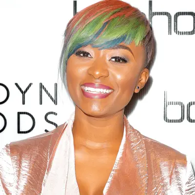 singer Sonyae Elise with rainbow hair