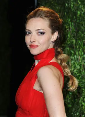 Amanda Seyfried in red dress with braided hair