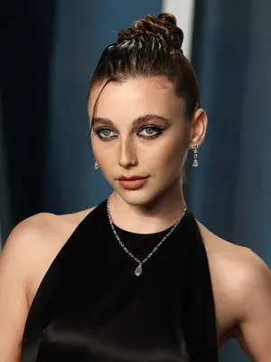 Emma Chamberlain with a wet bun at the 2022 Vanity Fair Oscar Party