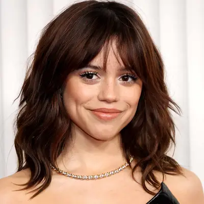 Jenna Ortega with cropped shagy haircut with bangs