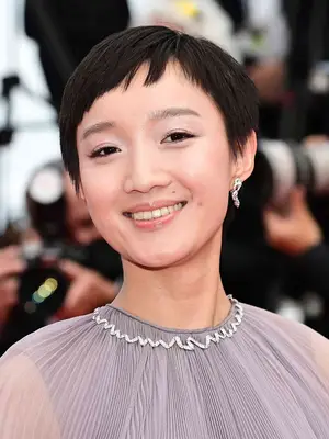 actress with curtain bangs